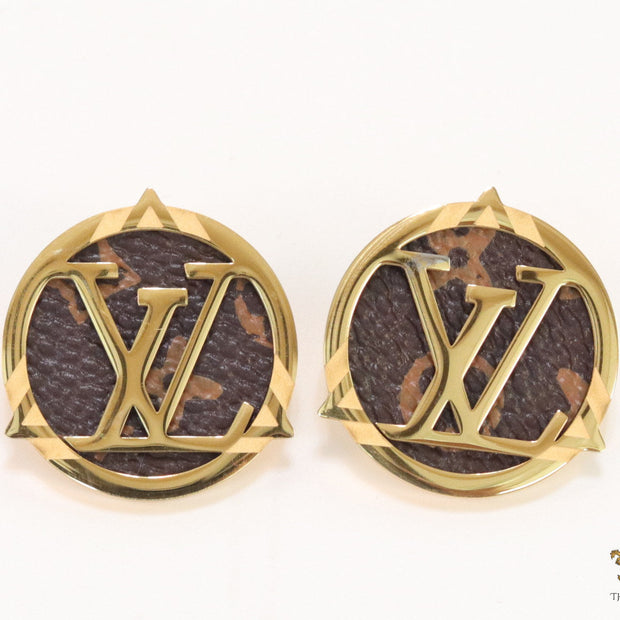 Alphabet motif golden stud earrings with leather finish