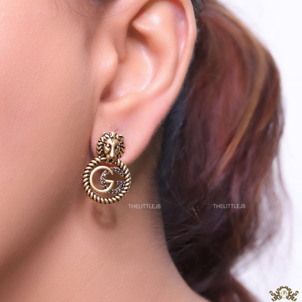 Lion head twin G earrings in gold finish