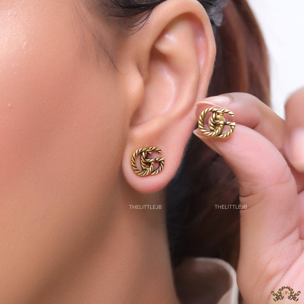 Double G motif studs with rope texture in antique gold finish