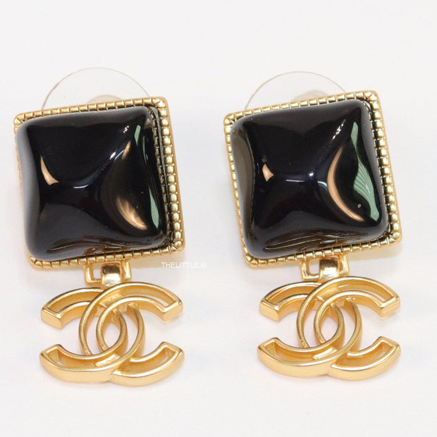 Black stone square earrings with twin C motif in gold plating