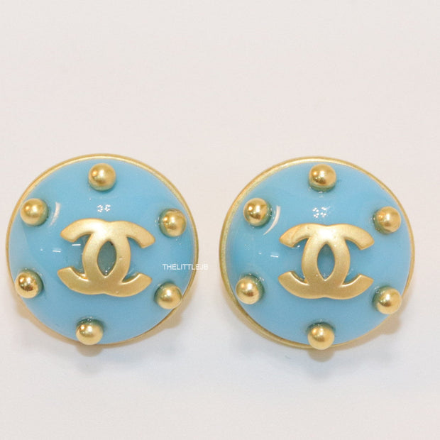 Blue and golden twin C motif round stud earrings