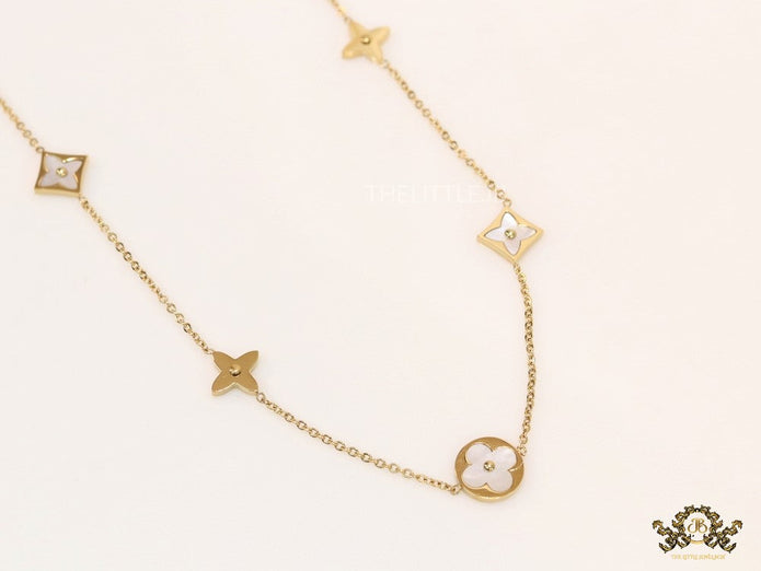 Gold chain necklace with clover motifs