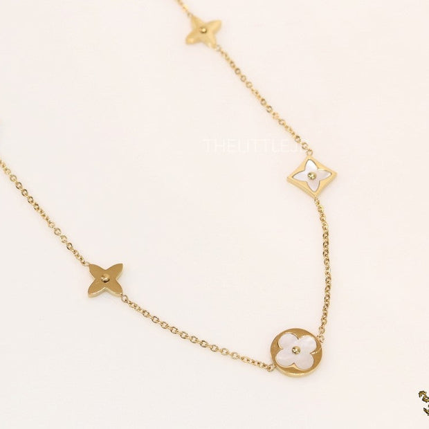 Gold chain necklace with clover motifs