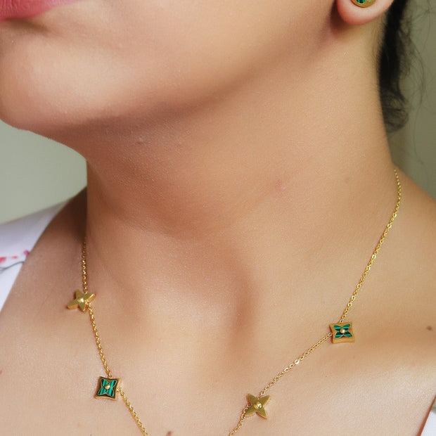 Clover necklace set in green malachite and gold plating