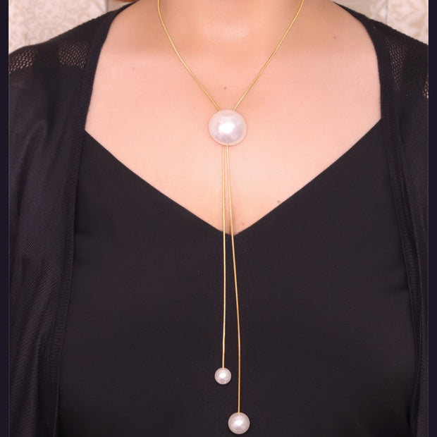 Sleek gold plated chain with different sized shell pearls.