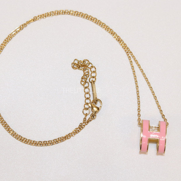 Gold chain necklace with pink enamel H motif