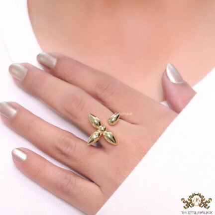 Open flower ring in golden finish